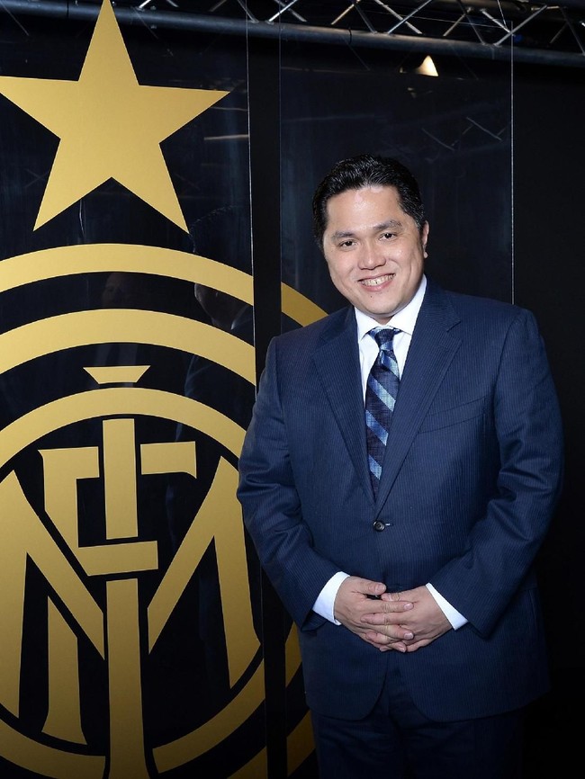 Dengan dasi bergaris, Erick Thohir membuat penampilannya dengan jas tak terasa monoton. (Foto: Claudio Villa/Getty Images)