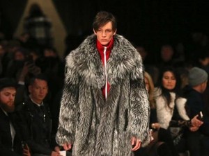 Burberry Stop Pakai Bulu Hewan Asli dan Bakar Produknya yang Tak Laku