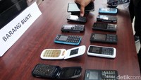 Barang bukti handphone yang digunakan para pelaku untuk menipu nasabah bank.