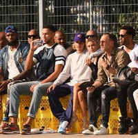 Justin pun terlihat merangkul kekasihnya itu dengan mesra selama menyaksikan fashion show. Foto: Getty Images