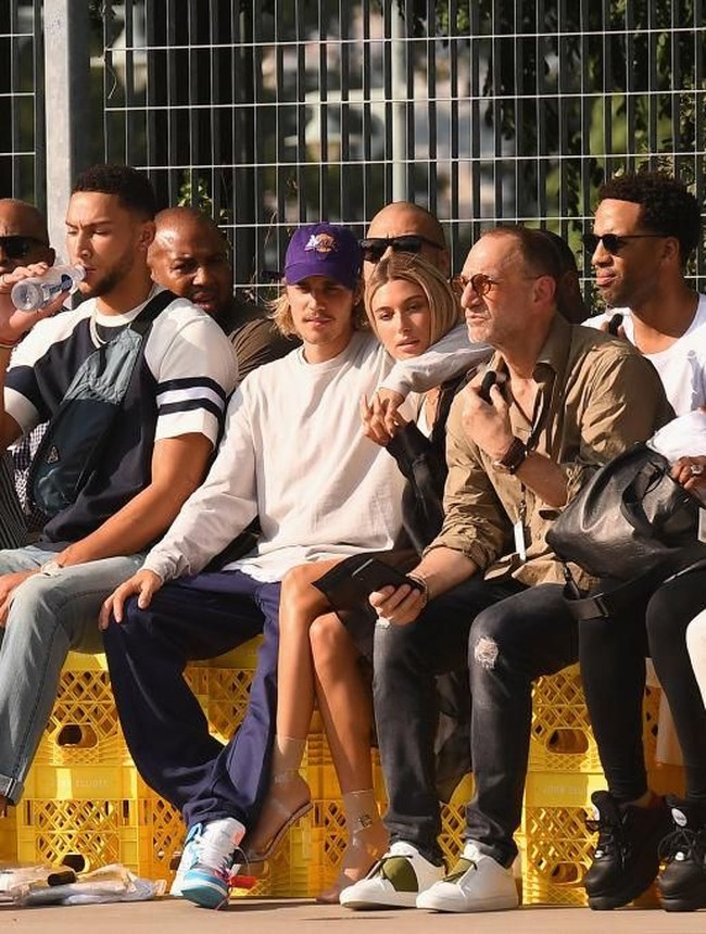 Justin pun terlihat merangkul kekasihnya itu dengan mesra selama menyaksikan fashion show. Foto: Getty Images