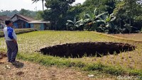 Warga mengaku sempat mendengar gemuruh disertai dentuman sebelum tanah sawah itu amblas ke bawah lalu membentuk lingkaran lubang.
