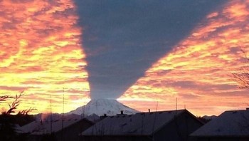 Bayangan gunung Rainer di Amerika Serikat, seperti membelah langit. (Foto: Boredpanda)