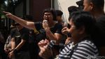Aksi Tutup Mulut Wartawan saat Demo di Kedubes Myanmar
