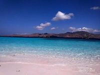 Taka Makassar dan Pink Beach, Pantai Cantik yang Pasirnya Diambil