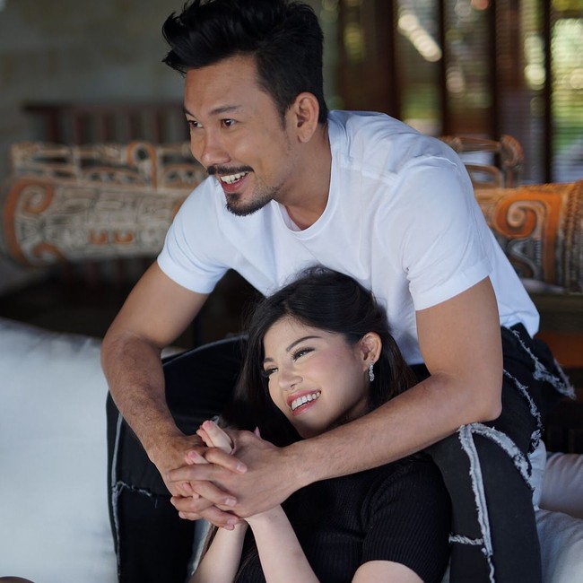 Sosialita Dita Soedarjo sebelumnya sempat menjalin kasih dan bertunangan dengan Denny Sumargo. Namun sayang 4 bulan setelah pertunangan, keduanya lebih memilih untuk berpisah. Dita Soedarjo dikabarkan telah menghina ibunda Denny Sumargo. Namun saat dimintai konfirmasi, Dita dengan tegas membantah tuduhan tersebut.  Foto: Instagram/@ditasoedarjo