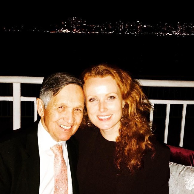 Wanita 40 tahun itu kini masih setia mendampingi sang suami yang semakin menua. Pada Oktober nanti, pria yang juga pernah menjadi senator itu berusia 72 tahun. Foto: Instagram (@elizabeth.kucinich)