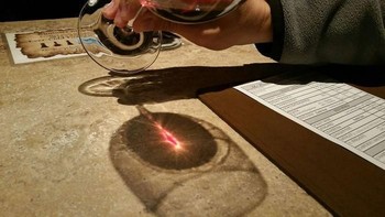 Seperti ada mata dari bayangan wine ini. (Foto: Boredpanda)