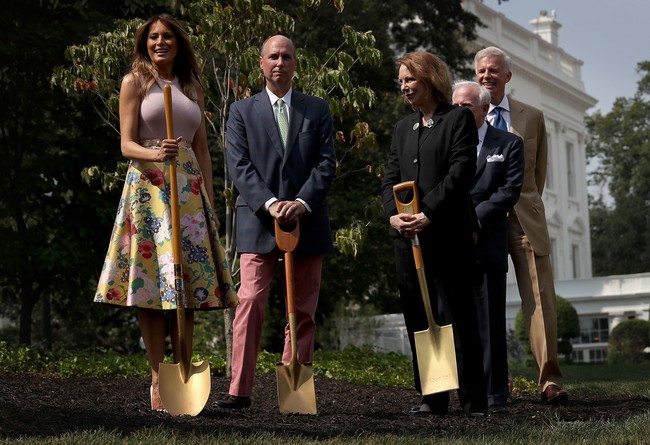 First Lady Amerika Serikat, Melania Trump ikut aksi menanam pohon di Gedung Putih belum lama ini. Di acara itu, ia tampil stylish dengan gaun dan stiletto. Foto: Dok. Getty Images
