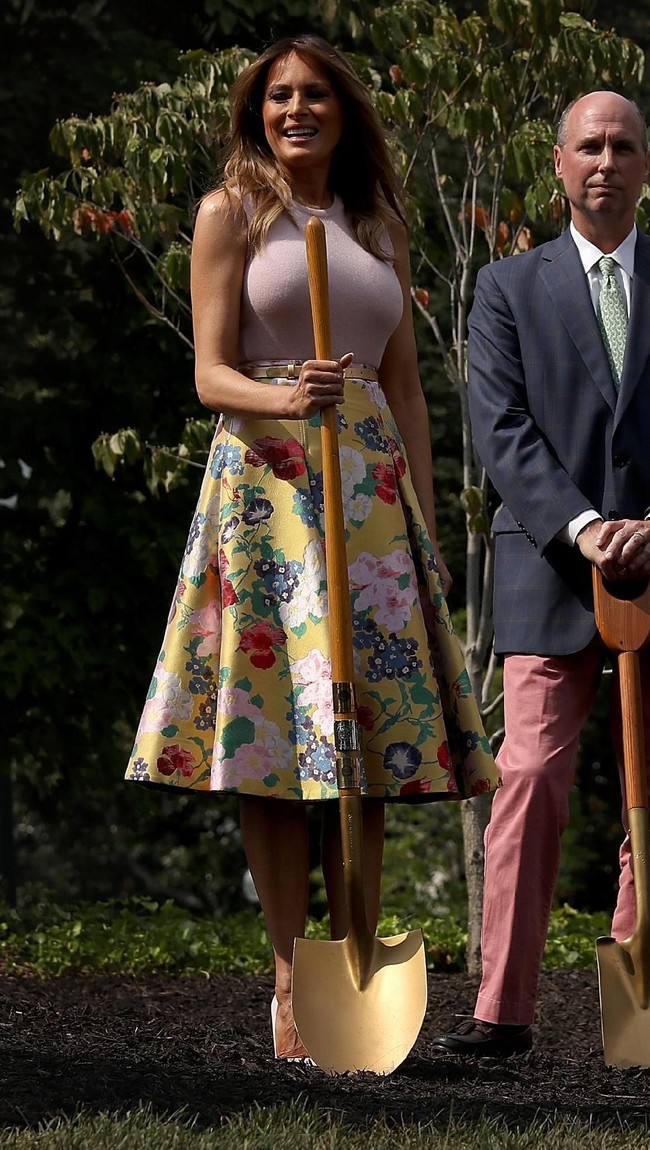 Kenapa Melania pakai coat padahal di luar sana panas. Antara dia butuh transfusi darah atau mencoba menyamarkan payudara barunya, komentar seorang netizen di Twitter. Foto ini diambil saat Melania menerima kunjungan Presiden Kenya Uhuru Muigai dan istri, akhir Agustus lalu. (Foto: Dok. Getty Images)