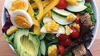 Kalau caesar saladnya dipenuhi warna-warni seperti buatan @sayyestotgefreshh ini, rasanya makan salad jadi tidak membosankan. Foto: Instagram
