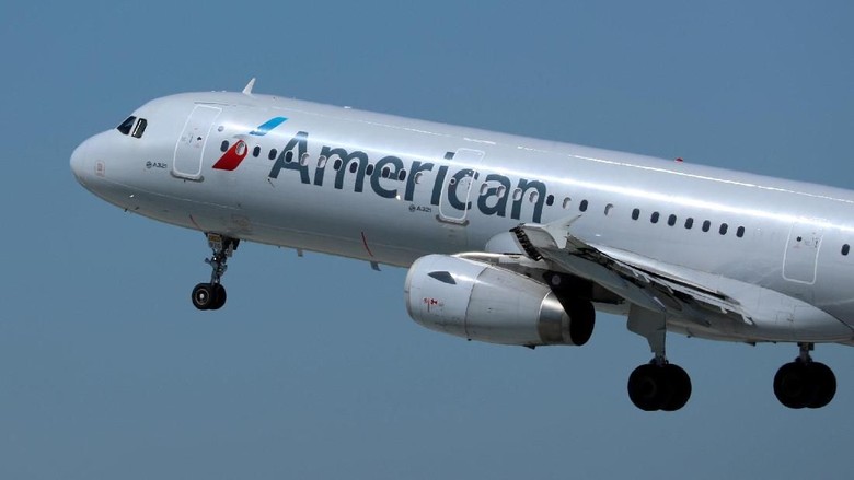 Ilustrasi American Airlines FILE PHOTO: An American Airlines Airbus A321 plane takes off from Los Angeles International airport (LAX) in Los Angeles, California, U.S. March 28, 2018. REUTERS/Mike Blake/File Photo