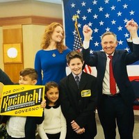 Selain perbedaan usia, Elizabeth dan Dennis pun memiliki perbedaan tinggi badan. Tubuh Elizabeth tinggi bak model. Foto: Instagram (@elizabeth.kucinich)