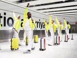 Kocaknya Tim Bagasi Bandara Heathrow Menari Ala Queen