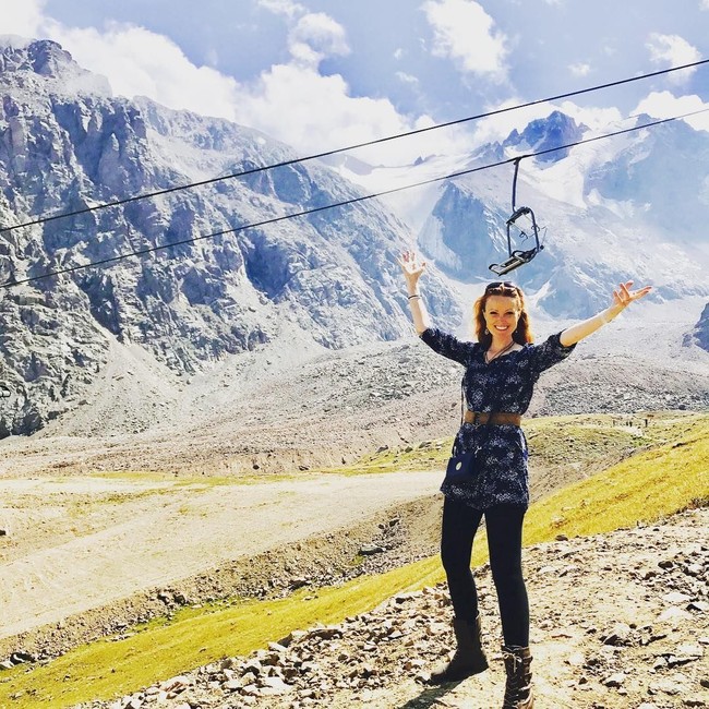 Kini Elizabeth menjadi advokat untuk makanan organik dan vegan. Ia pun masih aktif di organisasi sosialnya. Elizabeth pernah terpilih menjadi Istri Politikus Paling Stylish versi Vanity Fair. Wanita asal Inggris itu bisa dibilang paket lengkap karena tak hanya cantik dan stylish, tapi juga cerdas dan berjiwa sosial tinggi. Foto: Instagram (@elizabeth.kucinich)