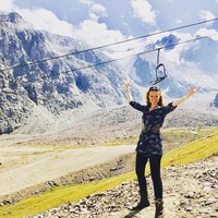 Kini Elizabeth menjadi advokat untuk makanan organik dan vegan. Ia pun masih aktif di organisasi sosialnya. Elizabeth pernah terpilih menjadi Istri Politikus Paling Stylish versi Vanity Fair. Wanita asal Inggris itu bisa dibilang paket lengkap karena tak hanya cantik dan stylish, tapi juga cerdas dan berjiwa sosial tinggi. Foto: Instagram (@elizabeth.kucinich)