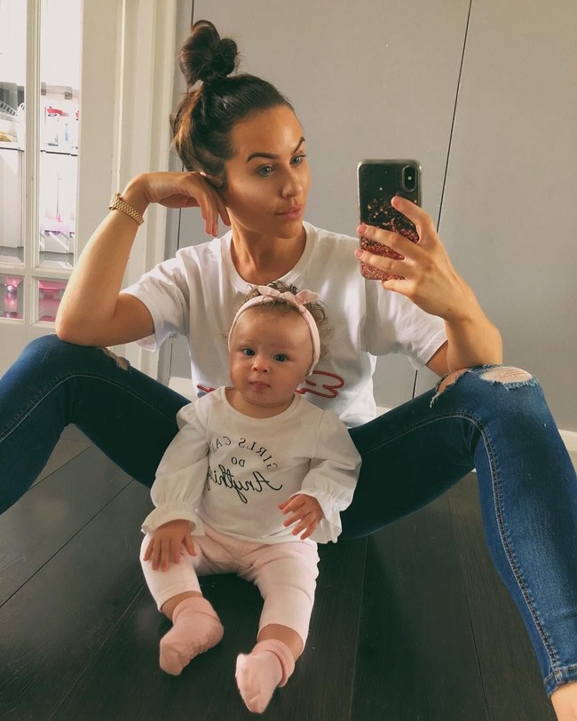 Sama seperti Kylie, Jade menghapus fillernya juga demi sang anak. Dalam keterangan fotonya di Instagram, Jade menerangkan bahwa ingin mengajarkan anaknya agar bisa mencintai dirinya apapun keadaannya.  Foto: Instagram (@jadekaty)