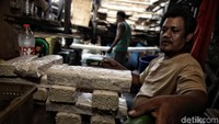 Setelah melalui proses produksi, tempe-tempe dipasarkan. 