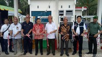 Pemotongan pita sebagai tanda diresmikannya Unit pengisian BBM Satu Harga di Sumatera Selatan.
