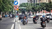 Para pengendara tampak cuek mengendarai motor melawan arus dan tanpa menggunakan helm.