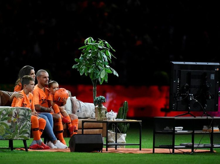 Foto: Sofa dan TV dalam Aksi Pamungkas Wesley Sneijder di Timnas