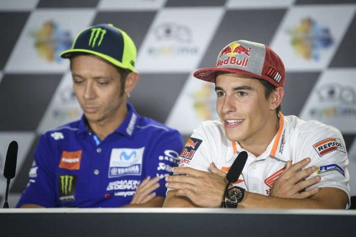 Repsol Honda Teams Spanish rider Marc Marquez (R) and Movistar Yamaha MotoGPs Italian rider Valentino Rossi attend a press conference at the beginning of the Austrian MotoGP Grand Prix weekend at the Red Bull Ring in Spielberg, Austria on August 9, 2018. / AFP PHOTO / Jure Makovec