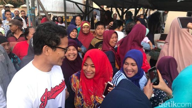Berkunjung ke Maluku, Sandiaga Dicurhati Emak-emak dan Nelayan
