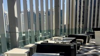 Pemandangan Dubai Marina yang menawan paling asyik dilihat dari Atelier M. Rooftop lounge ini juga menyajikan menu Mediterania yang lezat lho (Atelier M)
