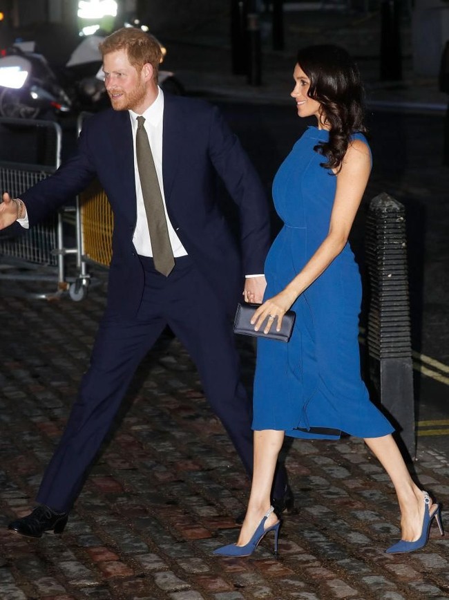 Kehamilan Meghan Markle sudah diduga sejak awal September silam. Meghan sempat tampil dengan dress biru karya Jason Wu.  Foto: Getty Images