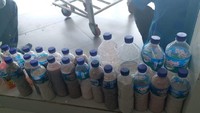 Botol-botol berisi pasir pantai tersebut merupakan bawaan wisatawan setelah liburan di Taman Nasional Komodo. Nantinya, botol-botol tersebut dikumpulkan dan pasir pantainya dikembalikan ke tempat asalnya (dok Istimewa/ Gapura Angkasa)