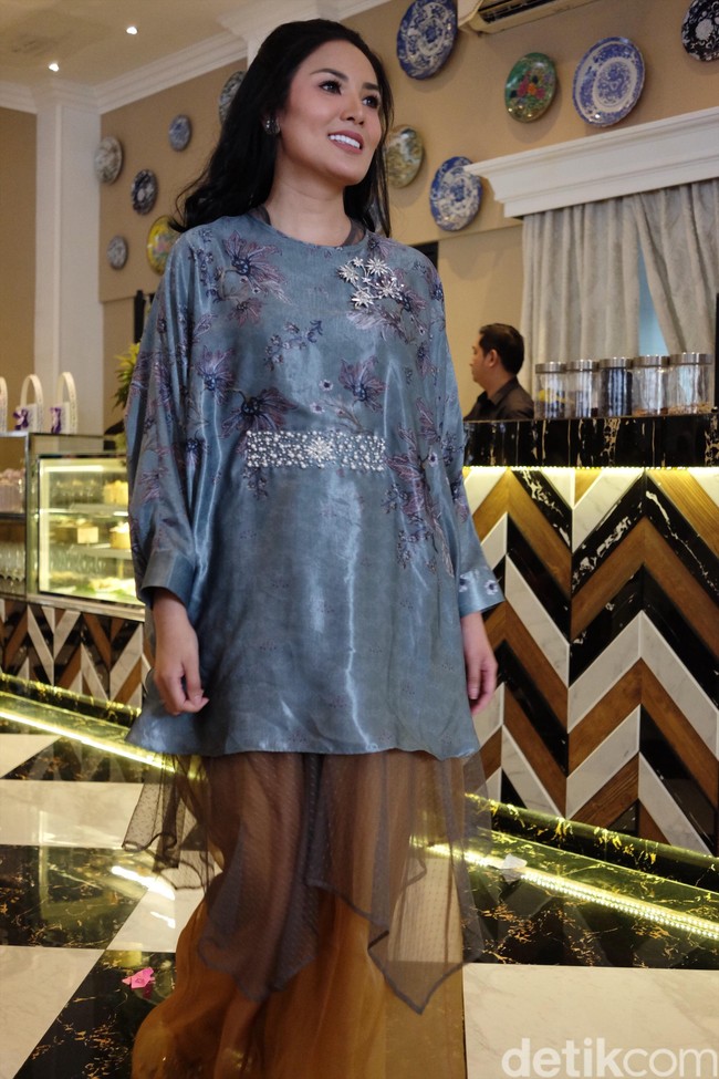 Nindy Parasadi juga ikut tampil sebagai muse pada trunk show ini. Namun, Nindy tidak memakai hijab seperti model lainnya. Foto: Silmia Putri/Wolipop