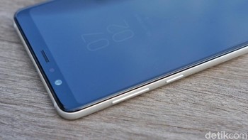 Bagian kiri terdapat tombol volume dan Bixby. Foto: Adi Fida Rahman/detikINET