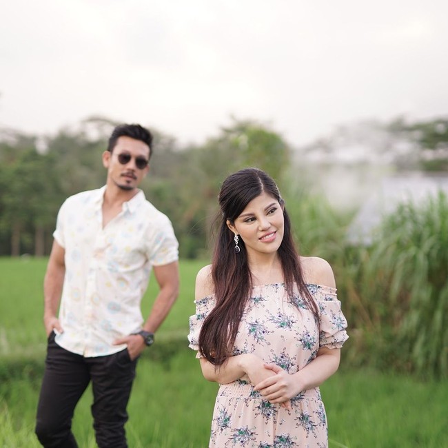 Rambut Dita Soedarjo ditata sederhana dengan gaya kuncir tengah. Sementara untuk riasan, ia memilih palet warna natural. Foto: Instagram/@ditasoedarjo