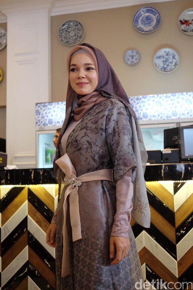 ada Dewi Sandra yang tampil bak bidadari. Ia tampil lembut mengenakan dress bermotif Lili. Foto: Silmia Putri/Wolipop