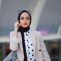 Wanita cantik asal Arab lainnya yang memiliki banyak penggemar di media sosial adalah Dina Sharif. Ia memiliki lebih dari 240 ribu followers di Instagram. Foto: Instagram/dinasharif