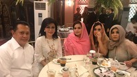 Meskipun tidak ikut berpuasa, Bupati Tetty ikut meramaikan momen buka puasa. Di depannya sudah ada berbagai kudapan dan buah segar. Foto: instagram @christiany_eugenia_paruntu