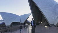Sedangkan ini pootretnya saat berada di Sydney Opera House. (sultankosen47/Instagram)