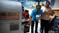 Pemusnahan dilakukan dengan cara dimasukan ke dalam oven. 
