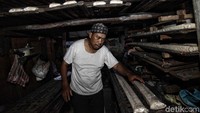 Menurut perajin tempe, melemahnya nilai tukar rupiah terhadap dolar AS belum terlalu berdampak pada kenaikan harga bahan baku.