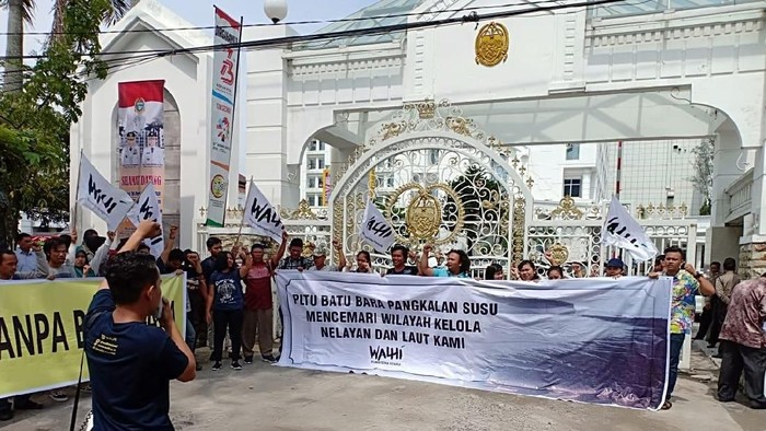 Hari Pertama Ngantor, Gubernur Sumut Disambut Demo Walhi