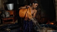 Melemahnya nilai tukar rupiah terhadap dolar AS tak menyurutkan semangat perajin tempe di kawasan Sunter, Jakarta Utara.