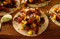 Bukan Dicampur Buah, Es Krim Gulung Ini Dicampur Taco Utuh