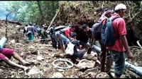 Proses perbaikan instalasi air bersih itu berada di sekitar lereng Gunung Rinjani. Istimewa/Dok. Pangkogasgabpad Lombok.
