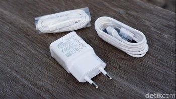 Aneka aksesori yang disertakan dalam paket penjualan. Foto: Adi Fida Rahman/detikINET