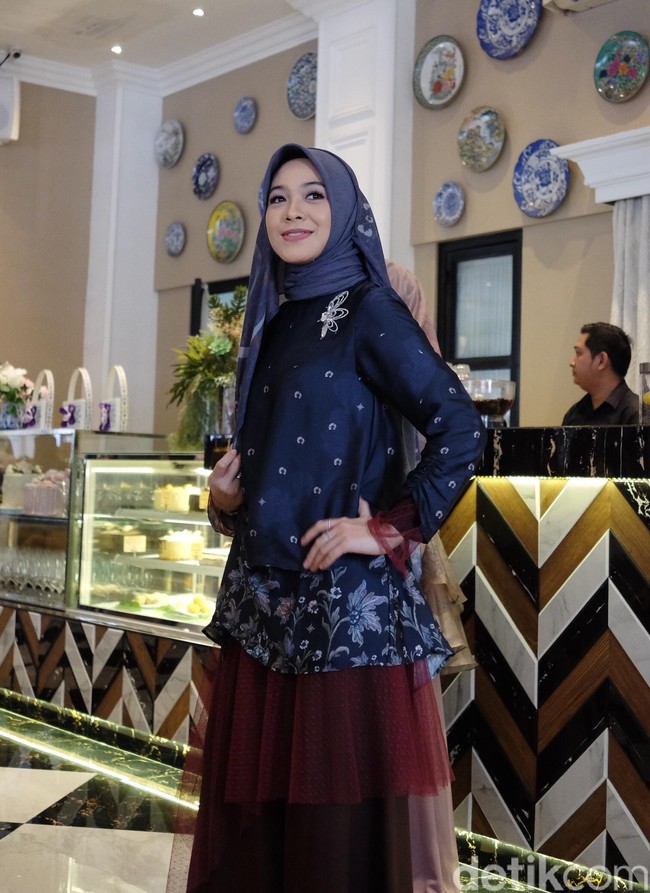 Istri presenter Omesh, Dian Ayu ikut menjadi model hari itu. Ia memakai tunik dengan aksen lace di bagian bawah.  Foto: Silmia Putri/Wolipop