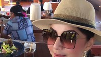 Tampilannya yang selalu modis bahkan membuat wanita yang akrab disapa Tetty ini terlihat seperti artis. Lihat saja gayanya saat siap menikmati salad dan segelas minuman dingin ini.  Foto: instagram @christiany_eugenia_paruntu