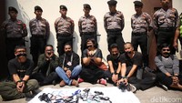 Aksi ini juga dijaga oleh pihak aparat kepolisian.