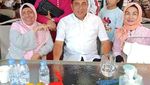 Intip Gaya Edy Rahmayadi Saat Belanja Kerupuk dan Cicip Bubur Pedas