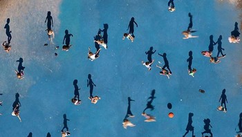 Kumpulan bayangan yang terlihat sedang bermain. (Foto: Boredpanda)