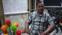 Yang tahu Puput kalau masalah itu, anak saya. Yang ngerti Puput, yang jawab nanti Puput deh kalau gimana-gimana. Kalau kita kan takutnya salah ngomong nanti, kata ayah Bripda Puput, Aiptu Teguh. (Foto: Matius Alfons - detikcom)